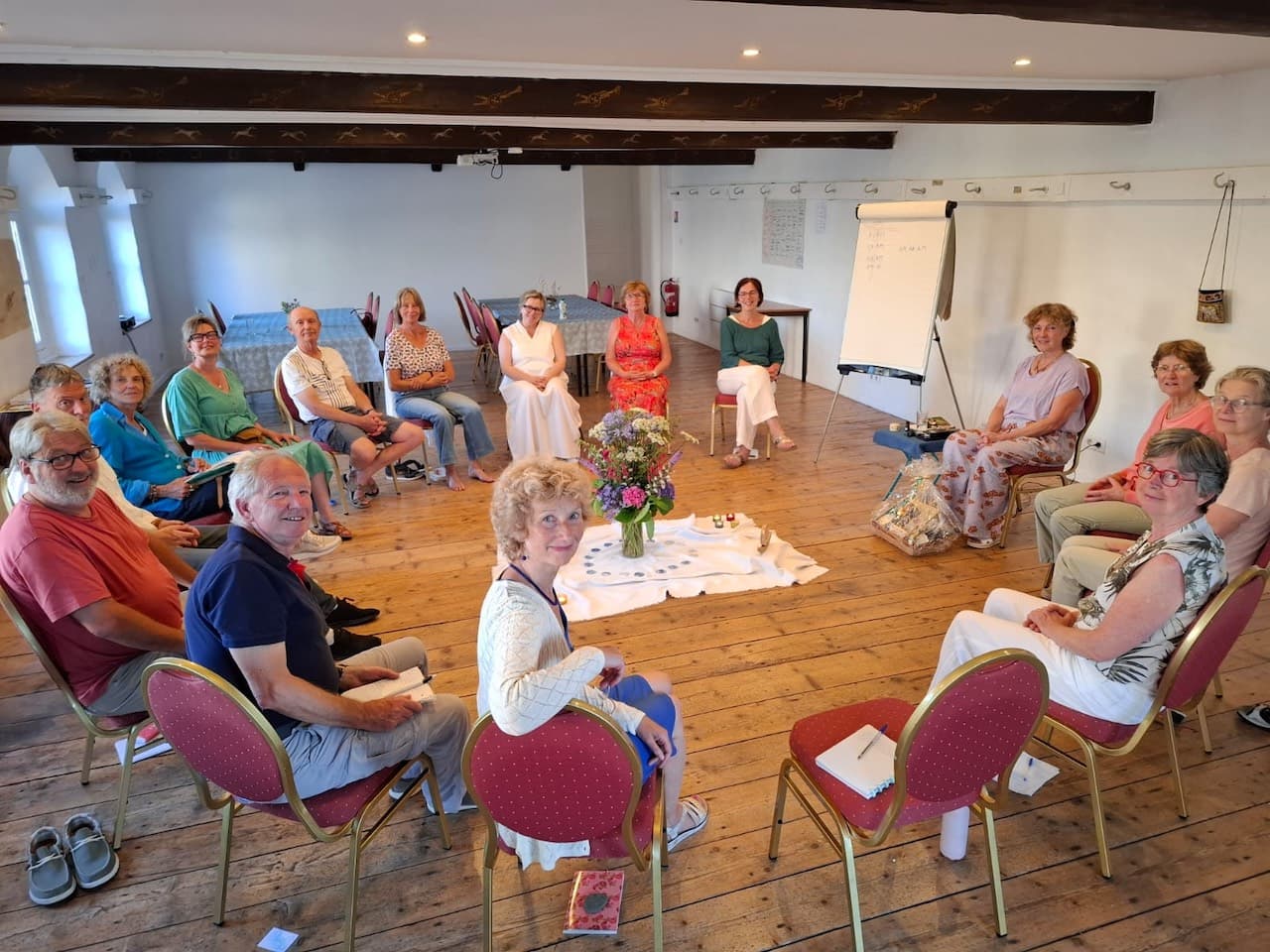 De groep in een kring in de zaal van Le Rozel