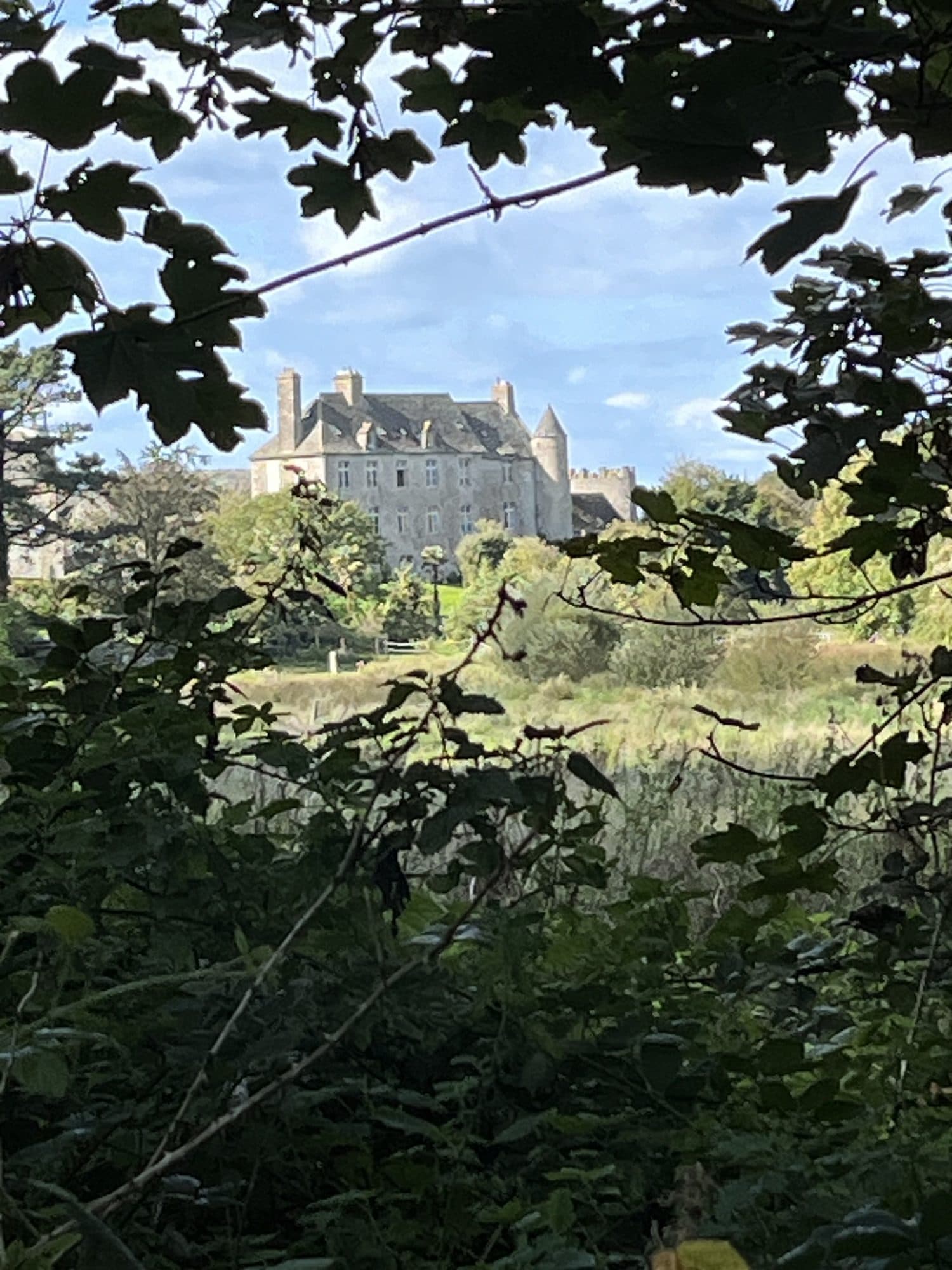 Het kasteel van Le Rozel, gezien vanaf het pad door de bomen