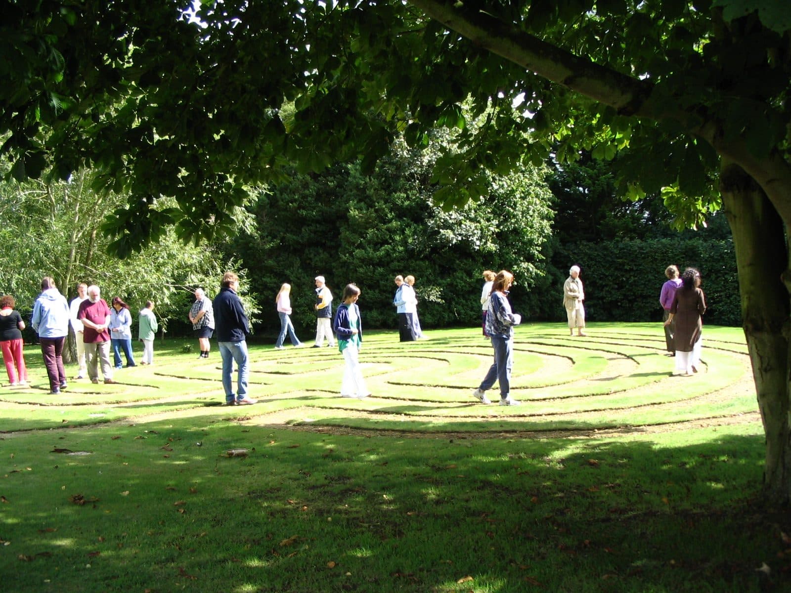 Deelnemers lopen het labyrint in het park tijdens de workshopweek in Steyning