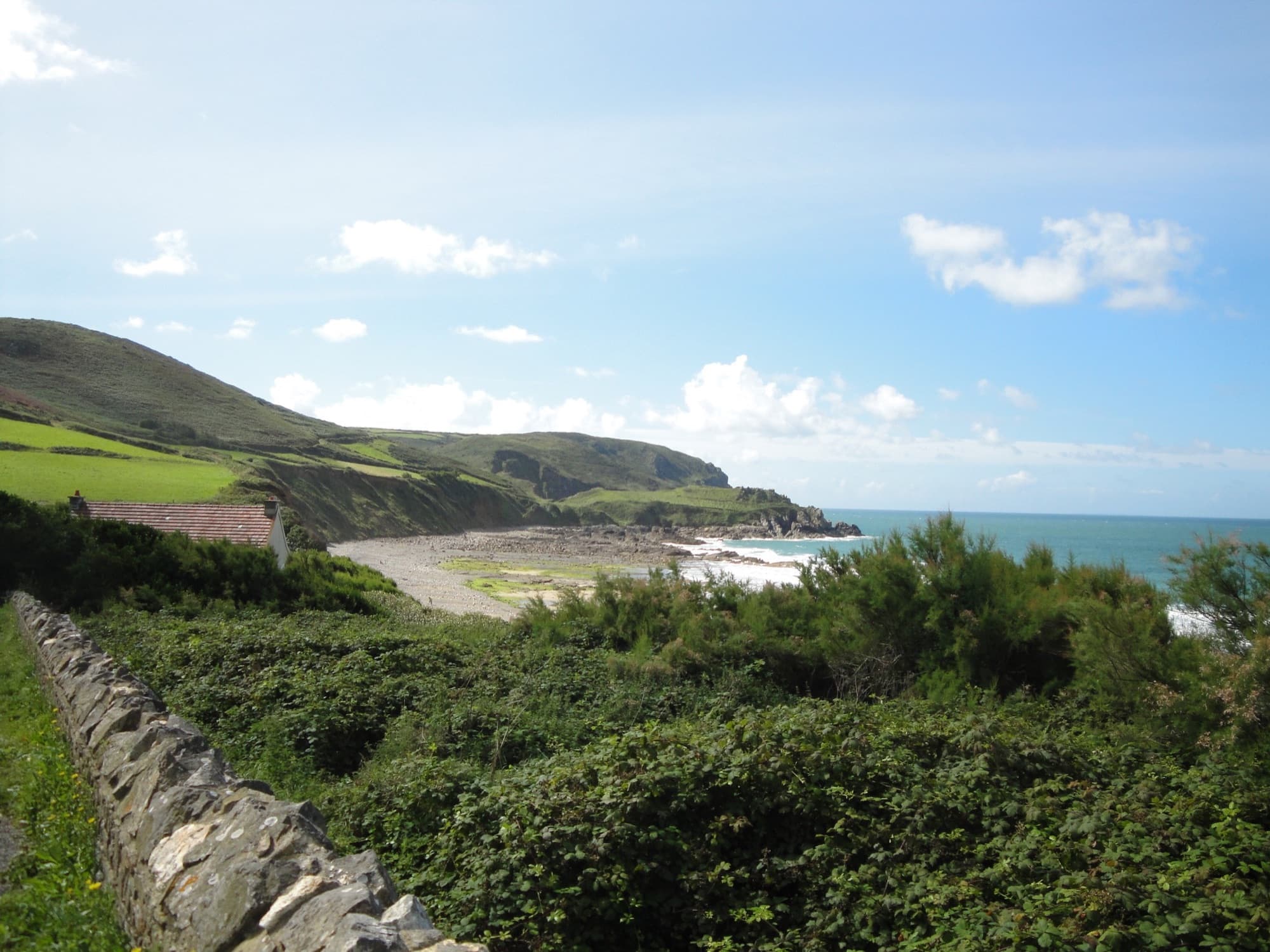 De baai bij Le Rozel met groene heuvels en zee